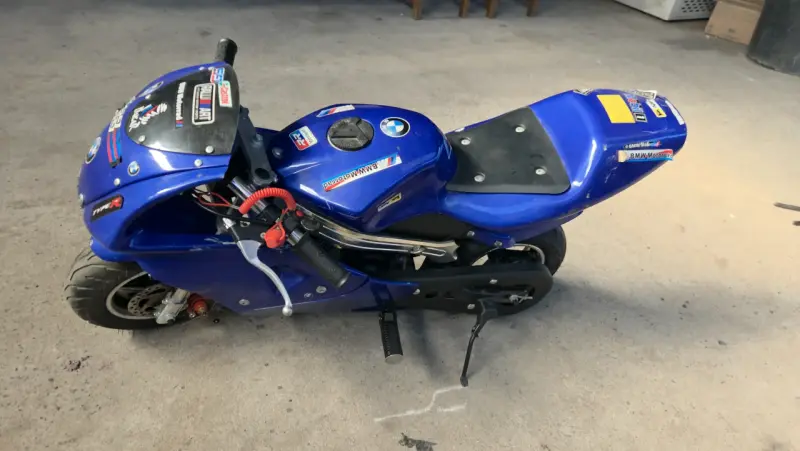 Mini moto eléctrica azul para niños con ruedas de entrenamiento - 2