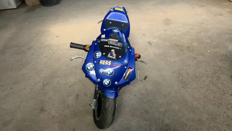 Mini moto eléctrica azul para niños con ruedas de entrenamiento - 3