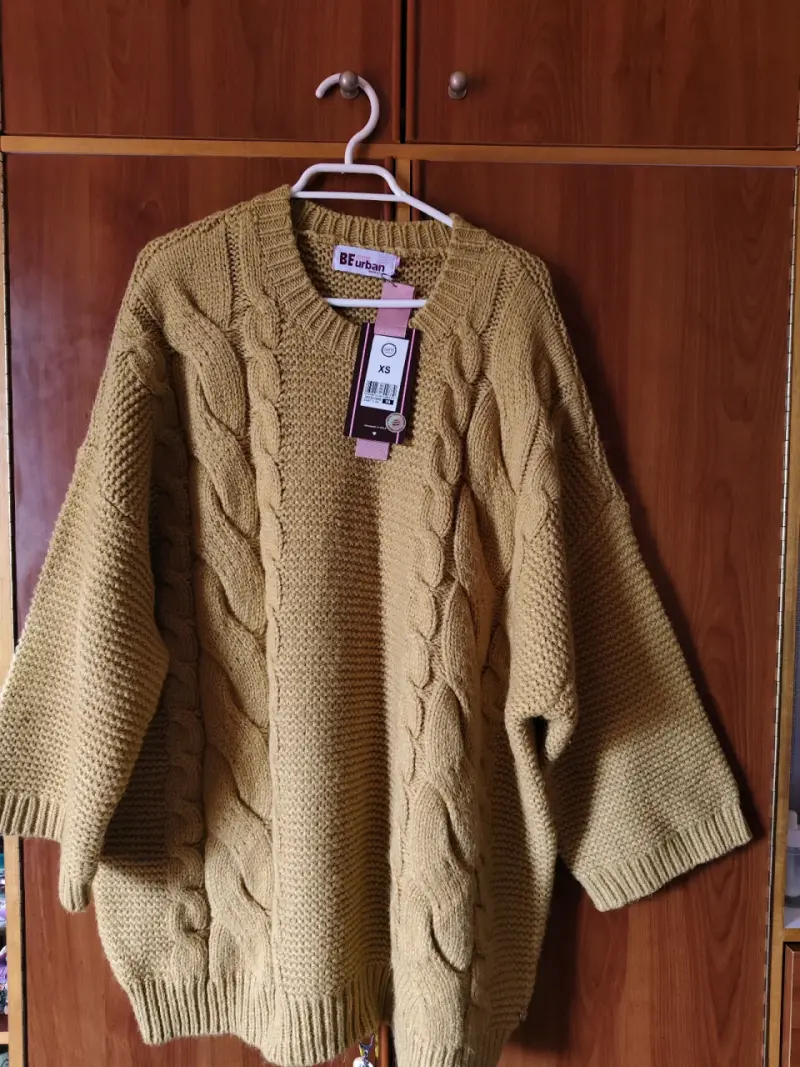 Suéter de punto grueso color mostaza para mujer