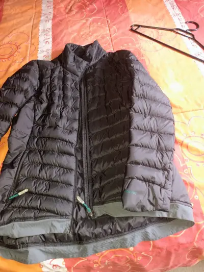 Chaqueta acolchada negra para mujer - miniatura 2