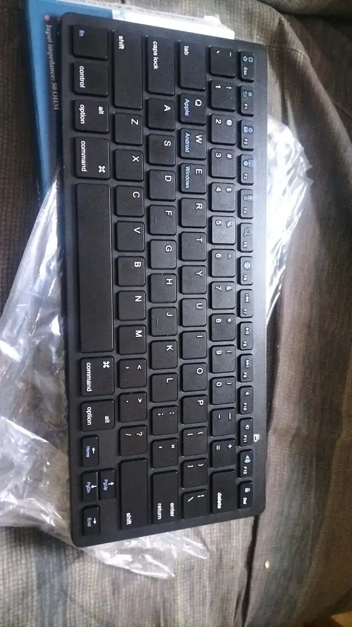 Teclado inalámbrico Bluetooth compacto - 1