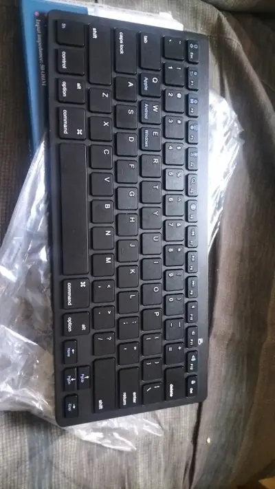 Teclado inalámbrico Bluetooth compacto - miniatura 1
