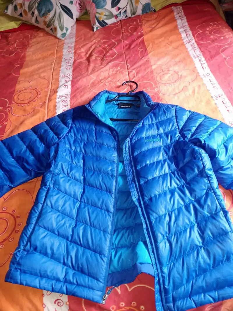 Chaqueta acolchada azul Marmot para invierno - 2