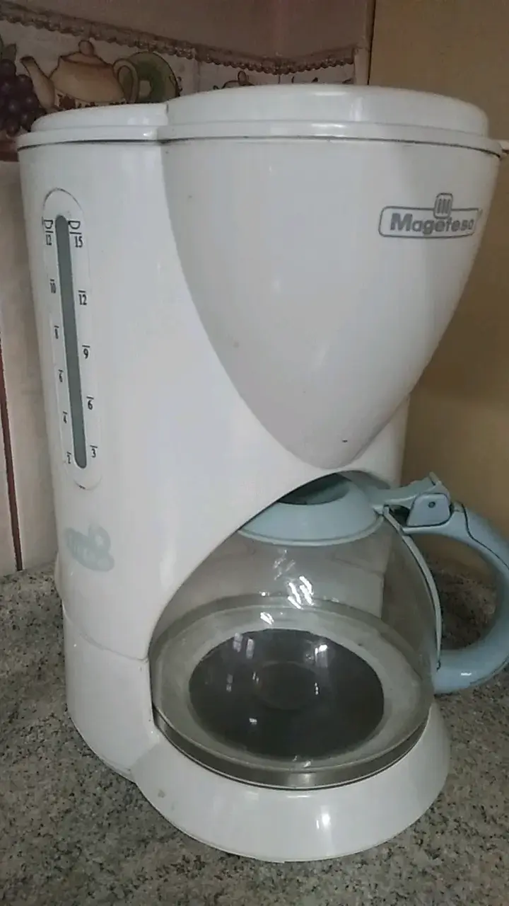 Cafetera eléctrica Magefesa blanca con jarra de vidrio
