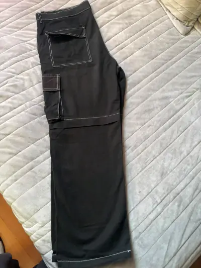 Pantalones cargo negros con bolsillos múltiples - miniatura 2