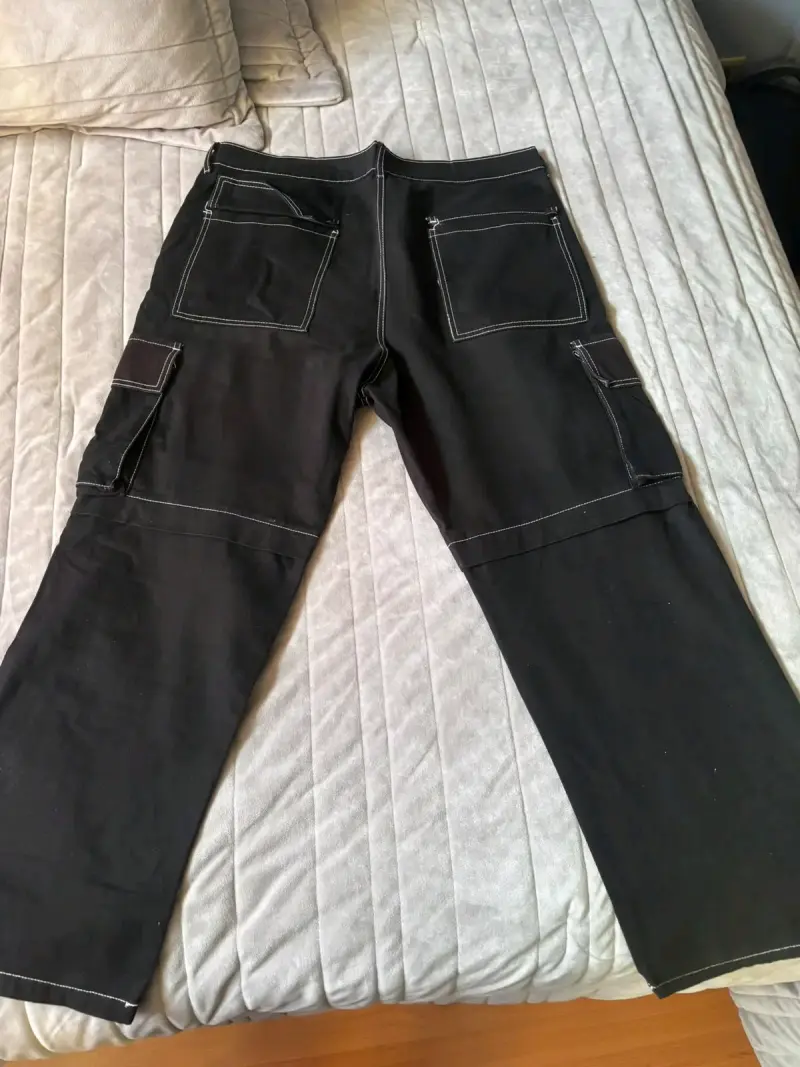 Pantalones cargo negros con bolsillos múltiples - 3