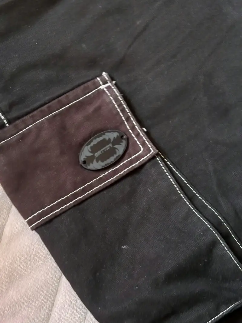 Pantalones cargo negros con bolsillos múltiples - 4