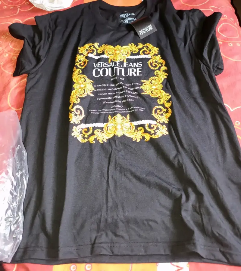 Polera Negra Versace Jeans Couture con Diseño Dorado - 1