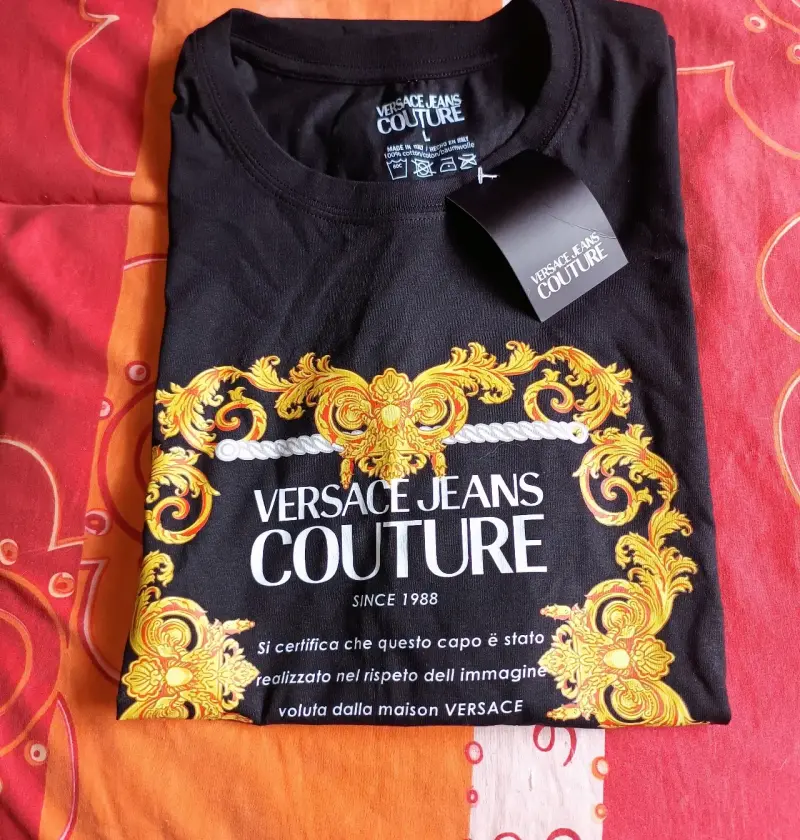 Polera Negra Versace Jeans Couture con Diseño Dorado - 2