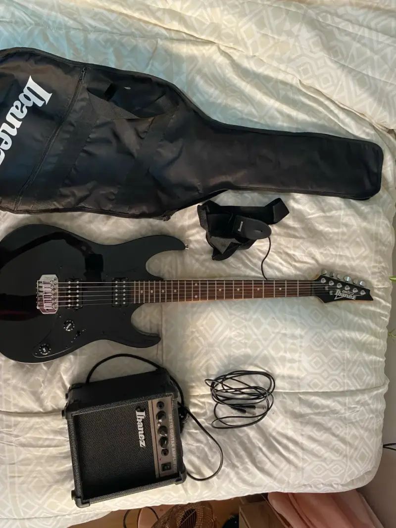 Guitarra Eléctrica Ibanez con Amplificador y Funda - 1