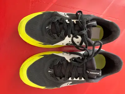 Zapatillas deportivas Nike Sonic Fly negras y amarillas - miniatura 1