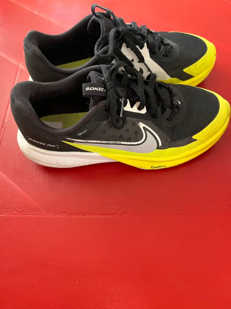 Zapatillas deportivas Nike Sonic Fly negras y amarillas - 2
