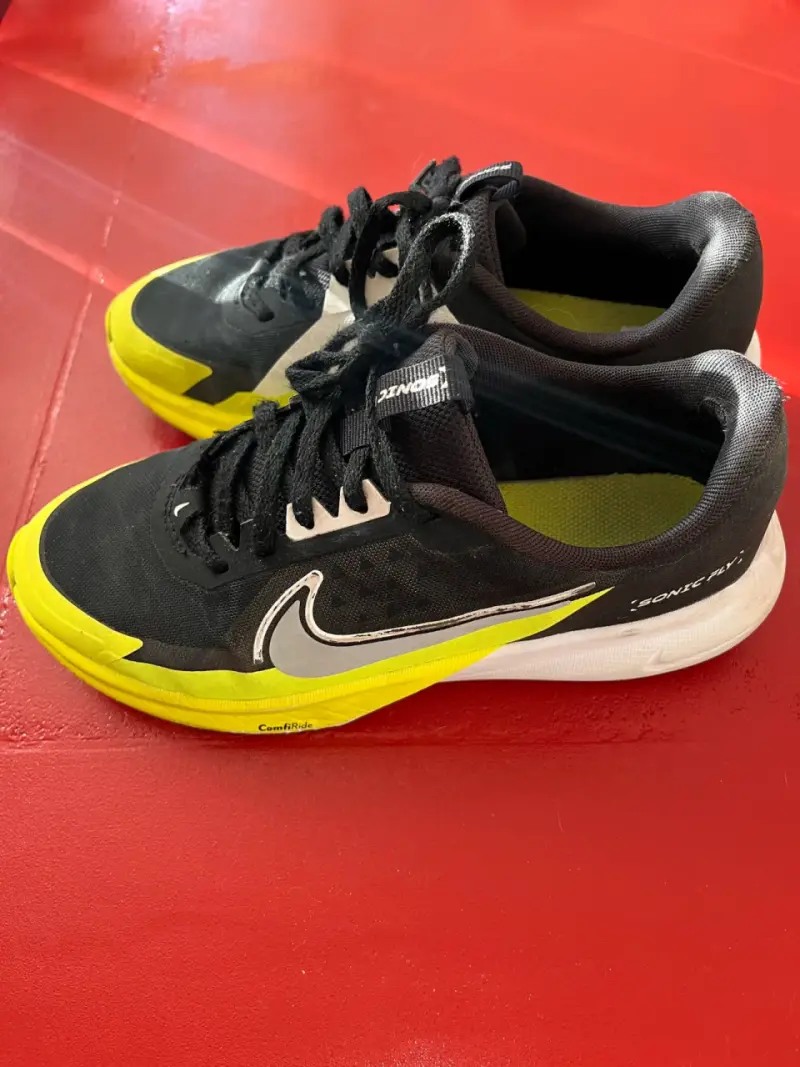 Zapatillas deportivas Nike Sonic Fly negras y amarillas - 3