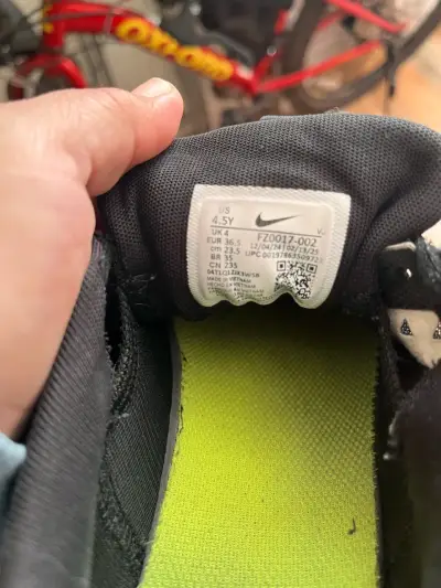 Zapatillas deportivas Nike Sonic Fly negras y amarillas - miniatura 4