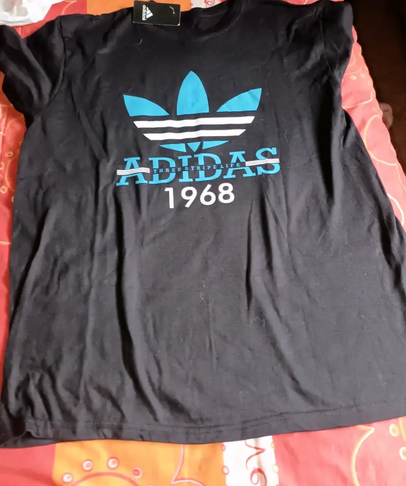 Polera negra Adidas con logo 1968 - 2