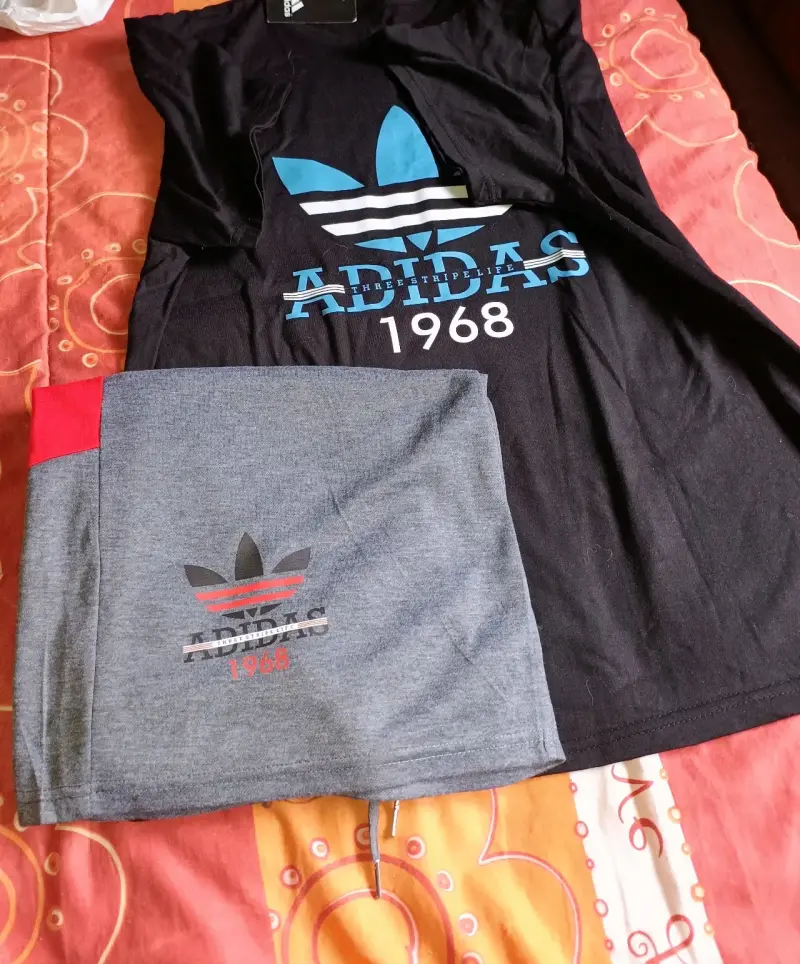 Polera negra Adidas con logo 1968 - 3