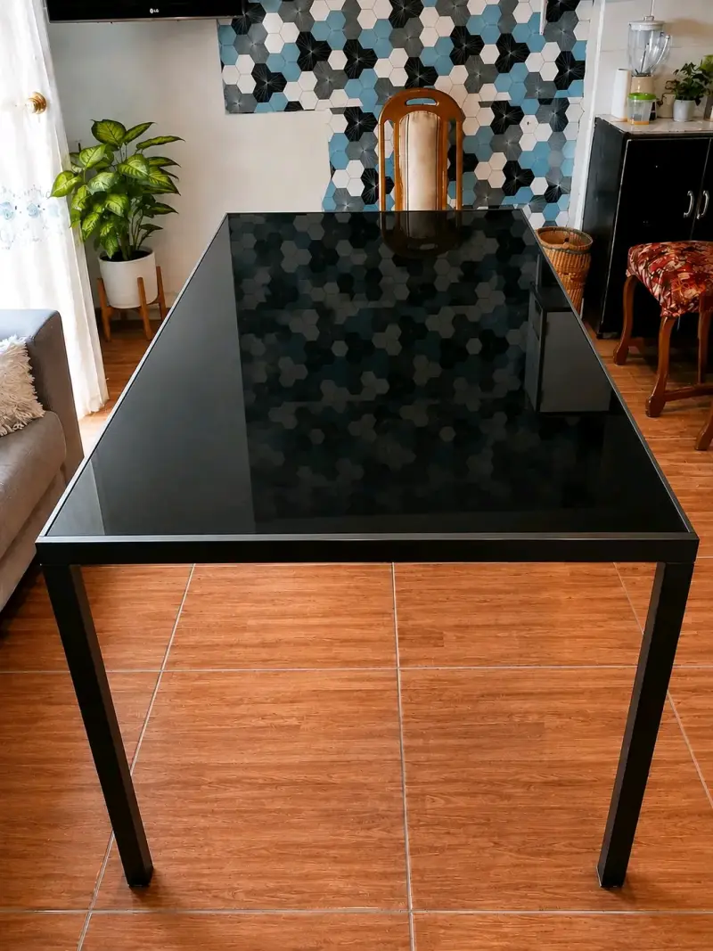 Mesa de comedor moderna de vidrio negro