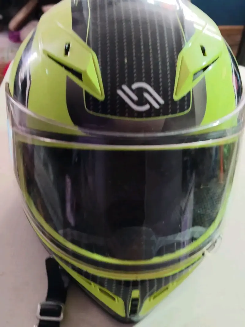 Casco de moto integral verde con diseño deportivo - 1