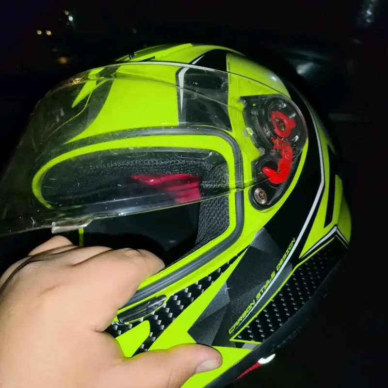 Casco de moto integral verde con diseño deportivo - 2