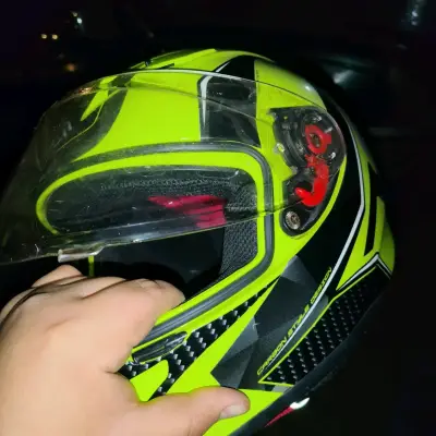 Casco de moto integral verde con diseño deportivo - miniatura 2
