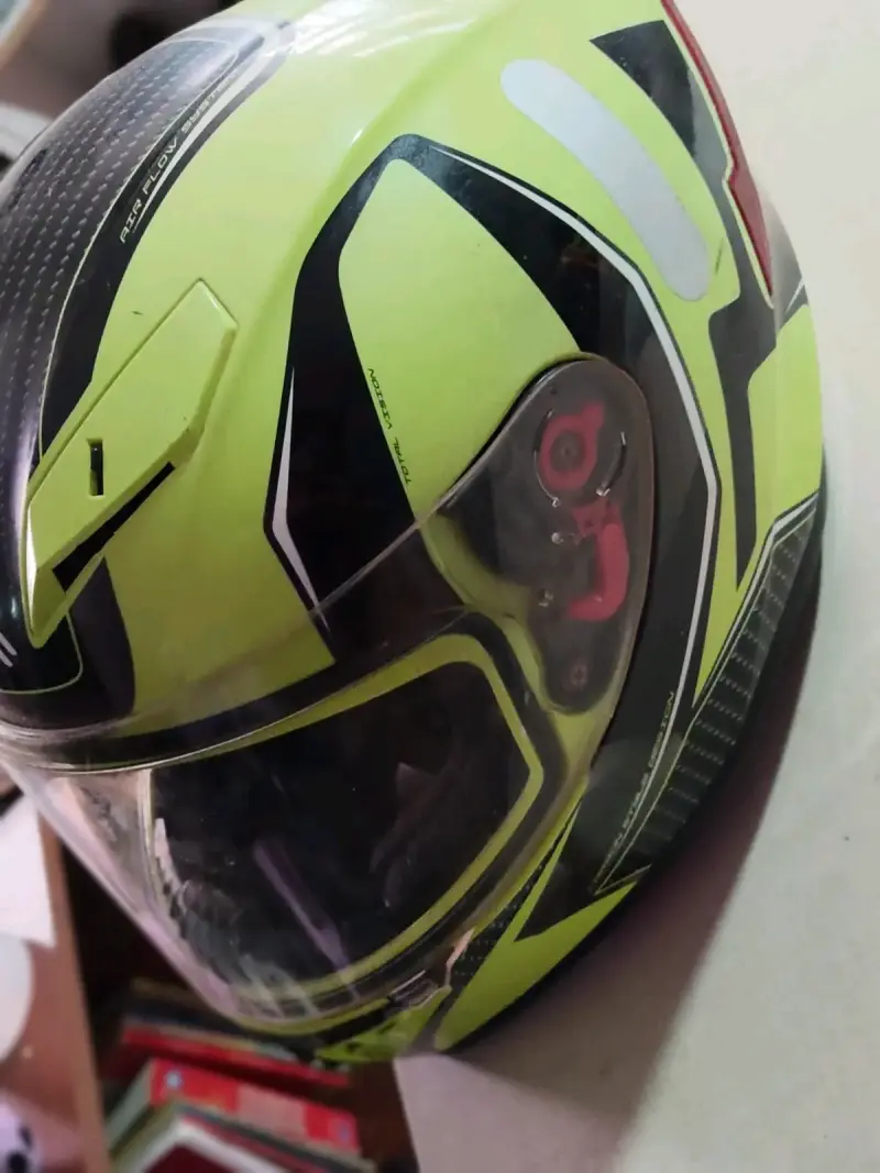 Casco de moto integral verde con diseño deportivo - 3