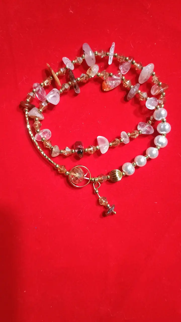 Collar de piedras naturales y perlas