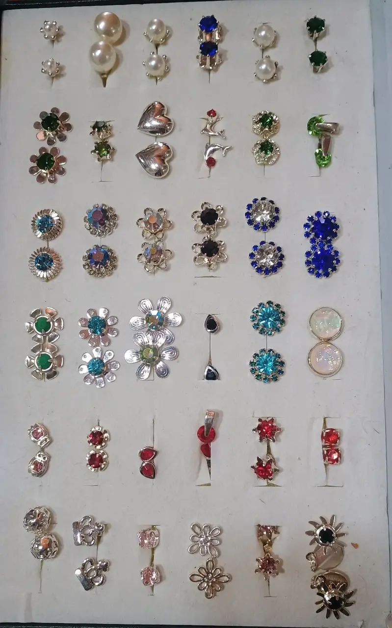 Set de aros variados con diseños florales y perlas
