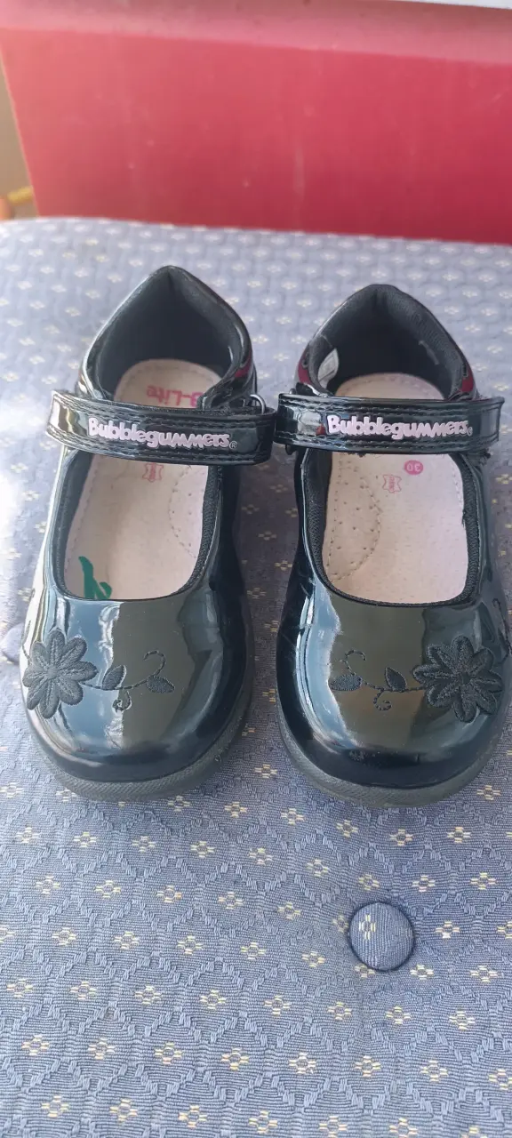 Zapatos Bubblegummers para niña negros con flores - 1