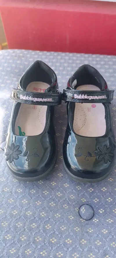 Zapatos Bubblegummers para niña negros con flores - miniatura 1