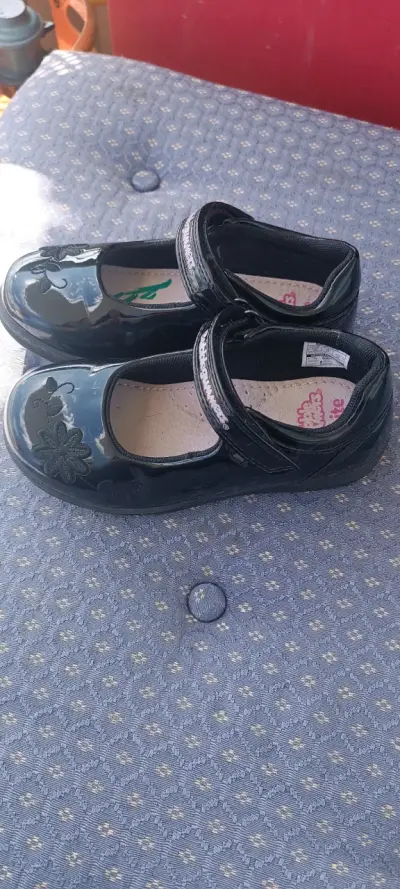 Zapatos Bubblegummers para niña negros con flores - miniatura 2