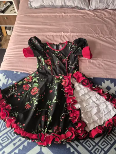Vestido folclórico infantil con enagua y capa - miniatura 1