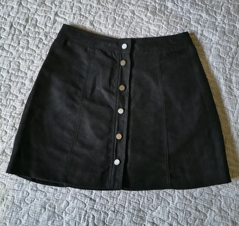 Falda negra con botones frontales