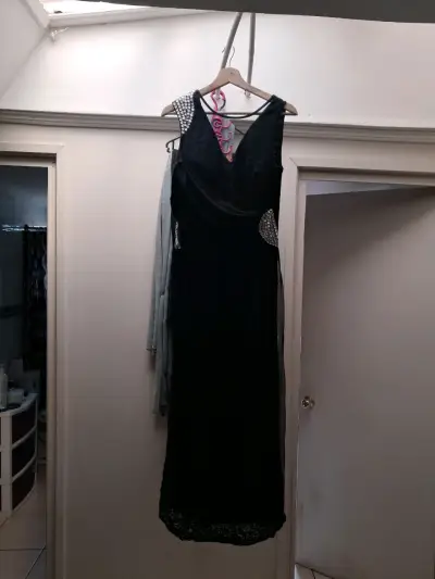 Vestido negro elegante con detalles brillantes - miniatura 1