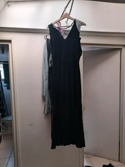 Vestido negro elegante con detalles brillantes - miniatura 2
