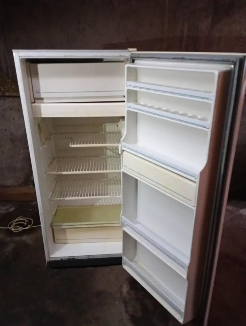 Refrigerador vertical blanco en buen estado - 1