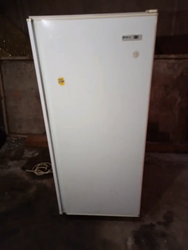 Refrigerador vertical blanco en buen estado - 3