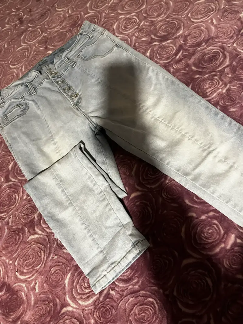 Jeans de mezclilla gris claro para mujer - 1