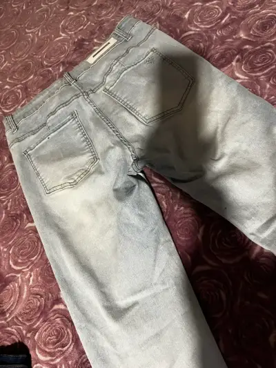 Jeans de mezclilla gris claro para mujer - miniatura 2