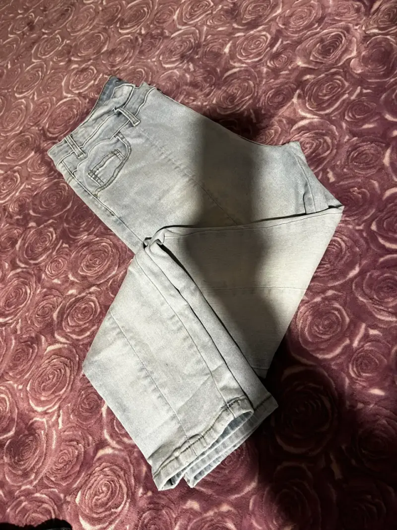 Jeans de mezclilla gris claro para mujer - 3