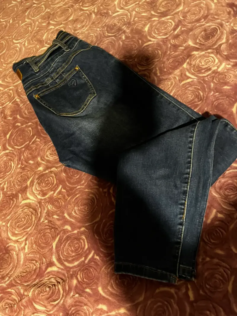 Jeans de mezclilla gris claro para mujer - 5