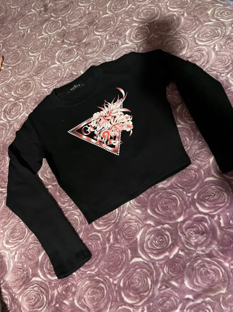 Polera manga larga negra con diseño gráfico Guess - 1