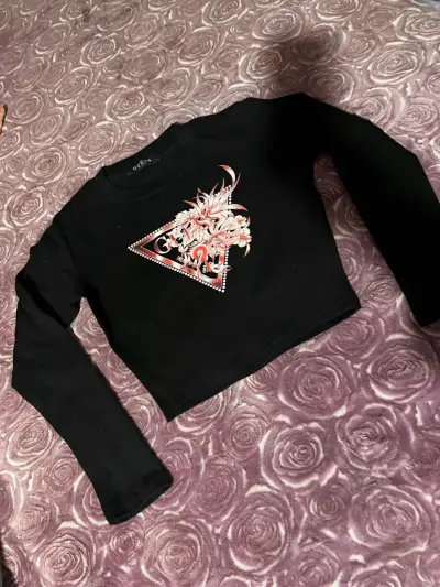 Polera manga larga negra con diseño gráfico Guess - miniatura 1