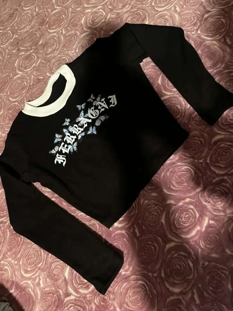 Polera manga larga negra con diseño gráfico Guess - 2