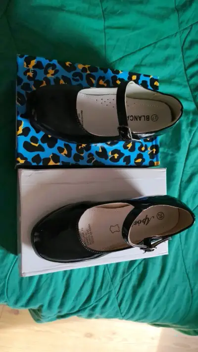 Zapatos de charol negro para niña con hebilla - miniatura 3