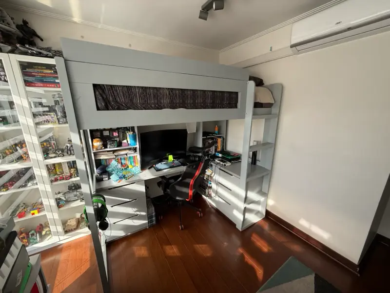 Cama alta con escritorio integrado para niños - 1
