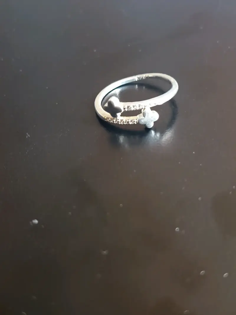 Anillo de plata con diseño de trébol