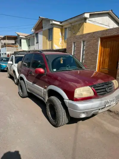 Suzuki Grand Vitara con neumáticos nuevos - miniatura 5