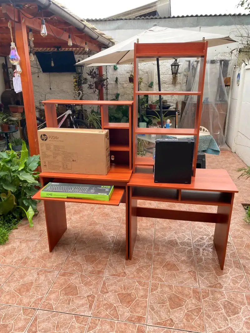 PC Lenovo +tres muebles de escritorio - 1
