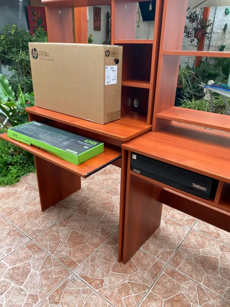 PC Lenovo +tres muebles de escritorio - 2