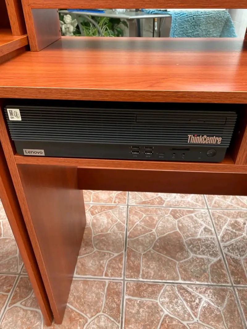 PC Lenovo +tres muebles de escritorio - 5